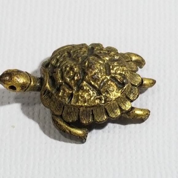 Vintage brass tortoise brooch 1"x7/8" - Picture 6 of 15
